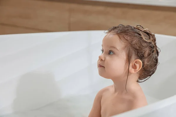 可爱的小女孩在浴室用洗发水洗头发 案文的篇幅 — 图库照片