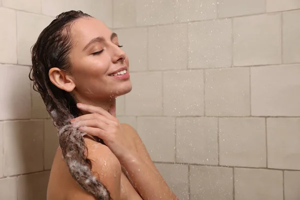快乐的女人在家里洗澡的时候洗头 案文的篇幅 — 图库照片