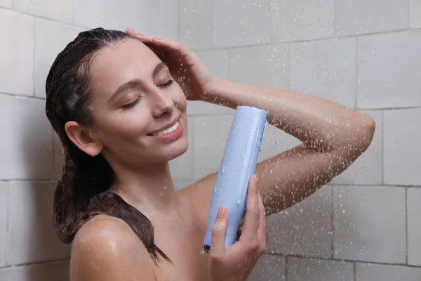Happy Woman Bottle Shampoo Shower Home Washing Hair — Stock fotografie
