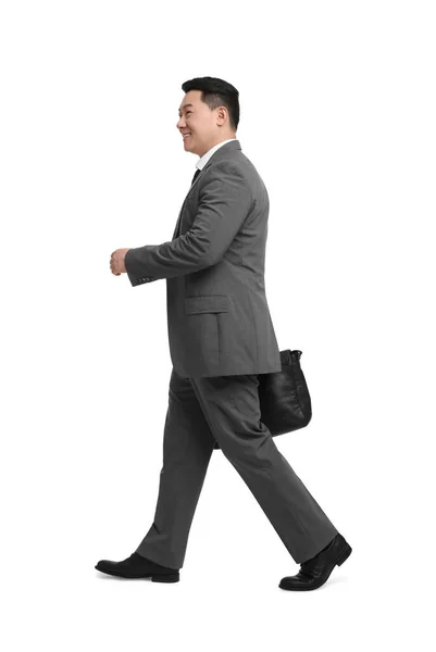 白い背景の上を歩いてブリーフケースを持ったビジネスマン — ストック写真