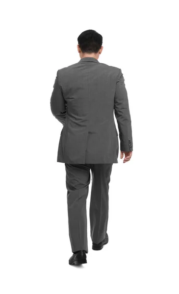 白地を歩くスーツ姿のビジネスマンバックビュー — ストック写真
