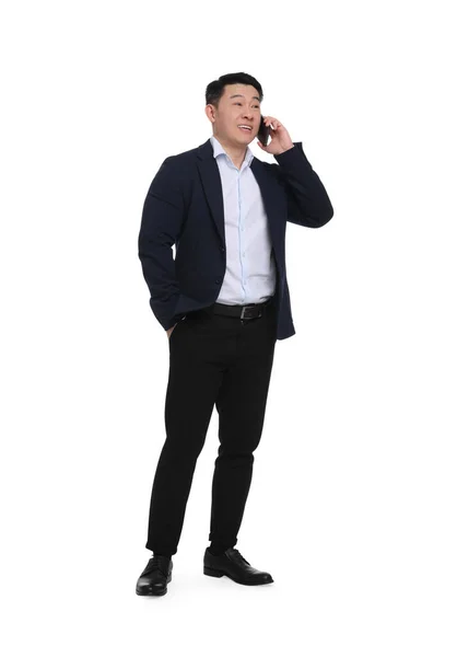 スーツ姿のビジネスマンが白地を背景に電話で話す — ストック写真
