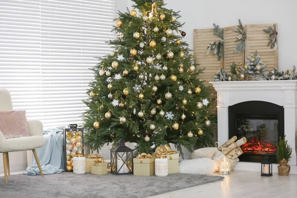 装飾されたクリスマスツリーと暖炉付きのスタイリッシュなリビングルームのインテリア — ストック写真