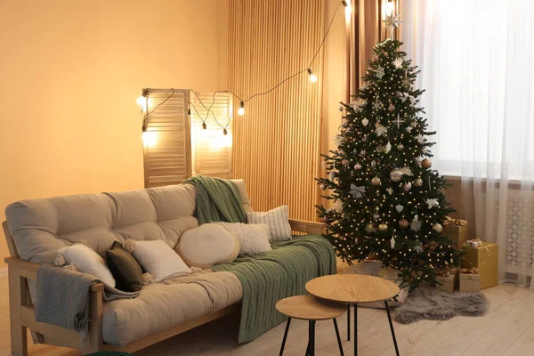 Sofá Confortável Mesa Café Perto Árvore Natal Quarto — Fotografia de Stock