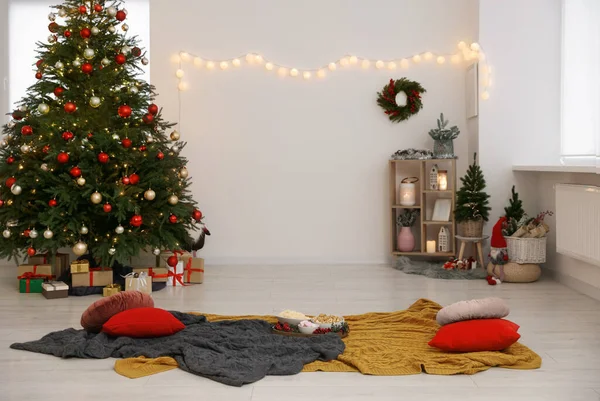 Cosy Area Beautiful Fir Tree Snacks Christmas Gifts Accessories Room — Zdjęcie stockowe