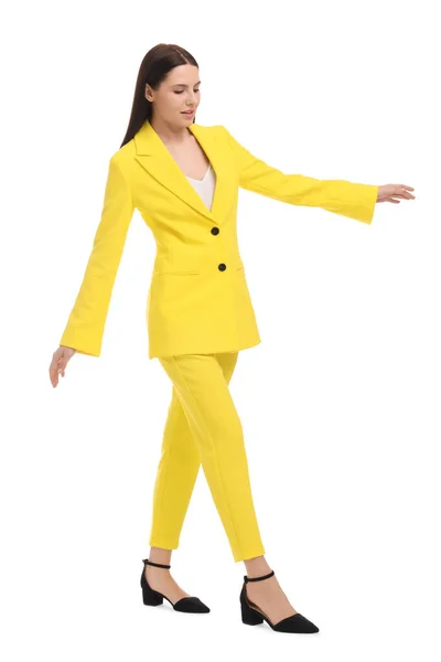 Krásná Podnikatelka Žlutém Obleku Chůze Bílém Pozadí — Stock fotografie