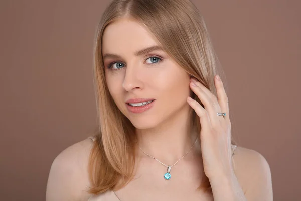 Mooie Jonge Vrouw Met Elegante Sieraden Lichtbruine Achtergrond — Stockfoto