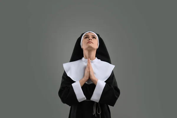 Elleri Bağlı Rahibe Gri Arka Planda Tanrı Dua Ediyor — Stok fotoğraf