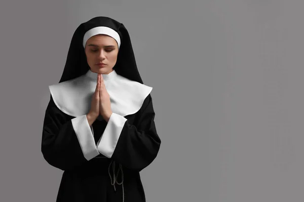 Elleri Sımsıkı Bağlı Rahibe Gri Arka Planda Tanrı Dua Ediyor — Stok fotoğraf