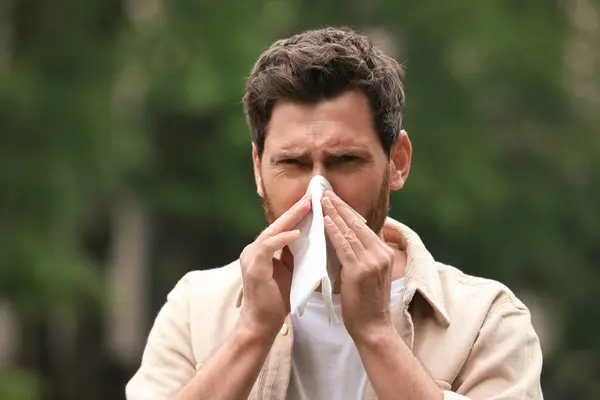 Hombre Que Sufre Alergia Estacional Primavera Aire Libre —  Fotos de Stock