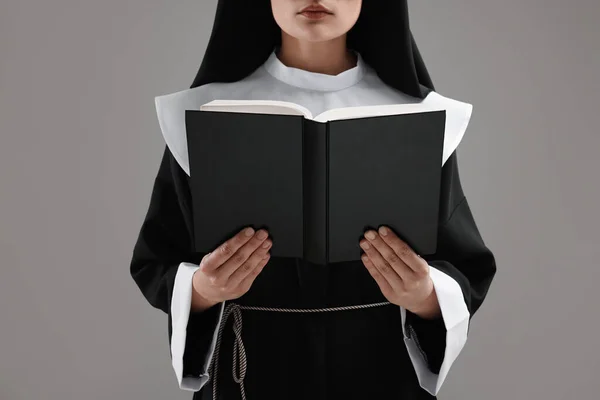 Gri Arkaplanda Ncil Okuyan Rahibe Yakın Plan — Stok fotoğraf