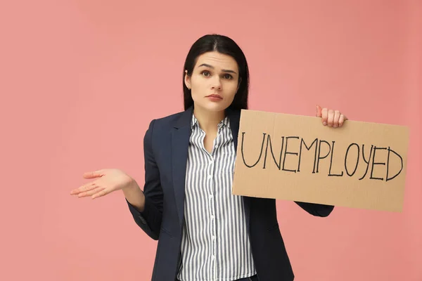 Нещаслива Жінка Тримає Знак Словом Безробітна Рожевому Фоні — стокове фото