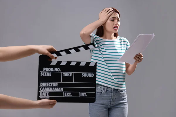 Duygusal Aktris Rolünü Oynarken Ikinci Asistan Kamera Gri Arkaplanda Çırpıyor — Stok fotoğraf