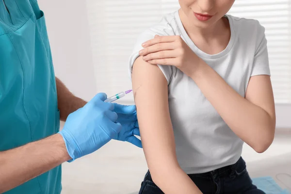 Médico Que Administra Vacina Contra Hepatite Doente Clínica Close — Fotografia de Stock