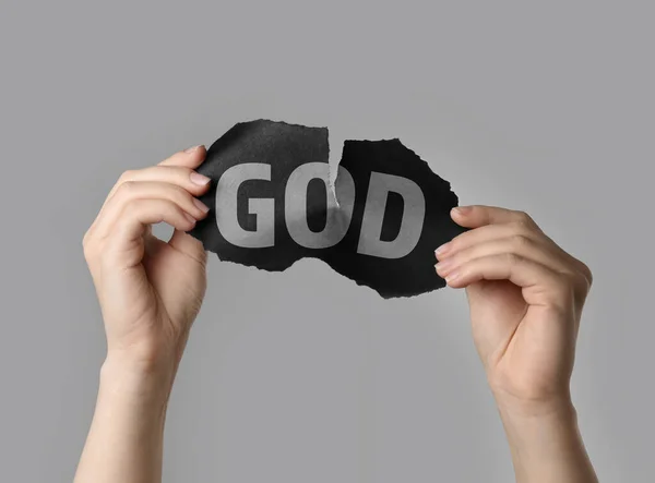 Ateizm Jako Pozycja Religijna Kobieta Rozrywa Czarny Papier Słowem Bóg — Zdjęcie stockowe
