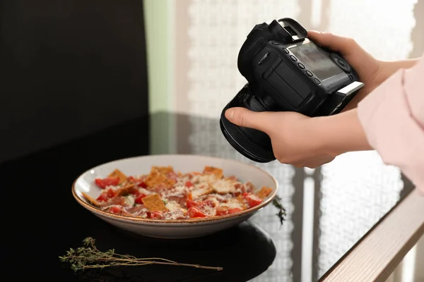 Fotografia Alimentar Mulher Tirando Foto Salada Com Prosciutto Estúdio Close — Fotografia de Stock