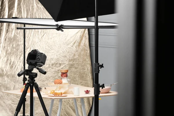 Profesyonel Ekipman Kompozisyon Stüdyodaki Masada Lezzetli Tatlılar Yemek Fotoğrafçılığı — Stok fotoğraf