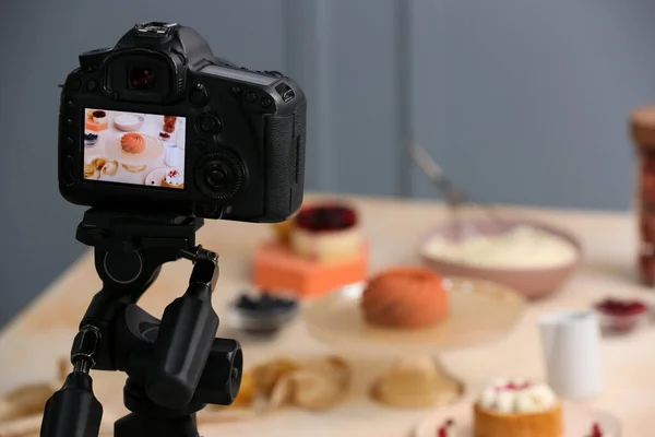 Câmera Profissional Com Foto Deliciosas Sobremesas Exposição Estúdio Espaço Para — Fotografia de Stock