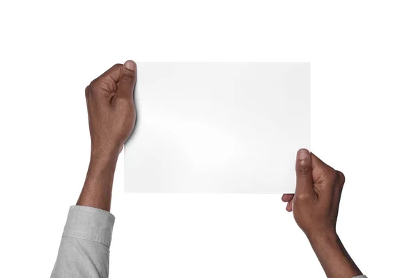 アフリカ系アメリカ人の男性の白い背景に紙のシートを保持し クローズアップ デザインのためのモックアップ — ストック写真