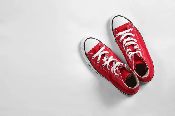 Ζεύγος Από Νέα Stylish Κόκκινα Sneakers Λευκό Ύφασμα Επίπεδο Lay — Φωτογραφία Αρχείου