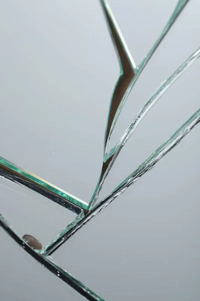 背景として多くの亀裂を持つ壊れた鏡 クローズアップビュー — ストック写真