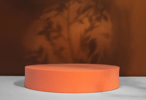 Oranje Ronde Standaard Witte Tafel Stijlvolle Presentatie Voor Product — Stockfoto