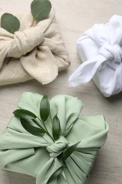 Técnica Furoshiki Presentes Embalados Diferentes Tecidos Decorados Com Plantas Mesa — Fotografia de Stock