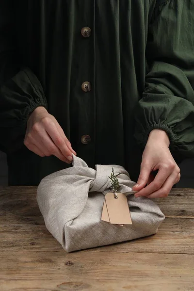 Furoshiki Techniek Vrouw Verpakking Cadeau Stof Aan Houten Tafel Close — Stockfoto