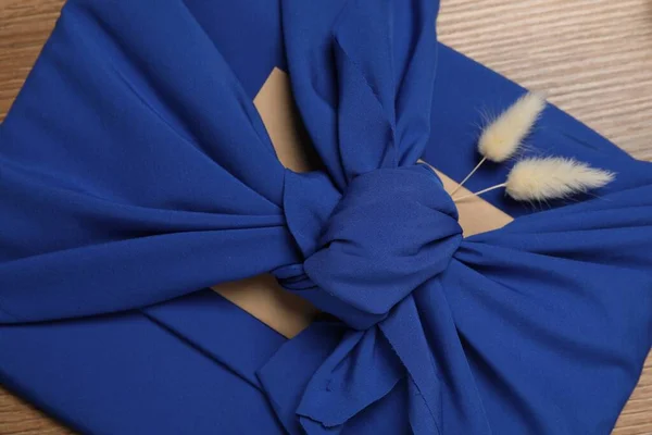 Technique Furoshiki Cadeau Emballé Tissu Bleu Avec Des Fleurs Sèches — Photo