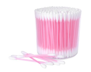 Plastik kabın içindeki pamuk tomurcukları beyaza izole edilmiş.