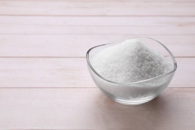 Tahta masadaki kasede beyaz şeker, yakın plan. Metin için boşluk