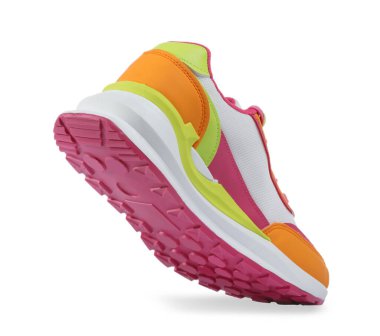 Beyaz tenli şık bir spor ayakkabı.