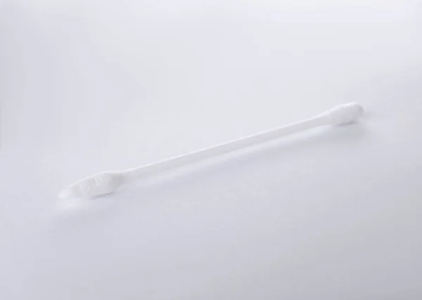 Een Schone Katoenen Knop Geïsoleerd Wit — Stockfoto