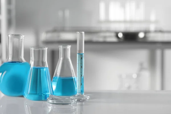 Vidros Diferentes Com Líquido Azul Claro Mesa Laboratório Espaço Para — Fotografia de Stock