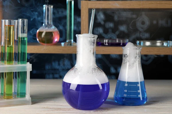 Vetreria Laboratorio Con Liquido Blu Tavolo Legno Bianco Reazione Chimica — Foto Stock