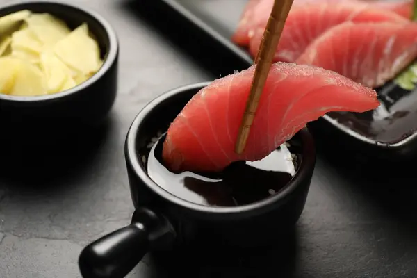 Mergulho Saboroso Sashimi Pedaço Atum Cru Fresco Molho Soja Mesa — Fotografia de Stock