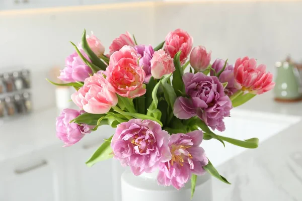 Красивий Букет Різнокольорових Квітів Тюльпанів Приміщенні Крупним Планом — стокове фото