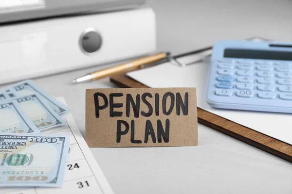 Kort Med Fras Pensionsplan Miniräknare Dollarsedlar Och Kalender Vitt Kontorsbord — Stockfoto