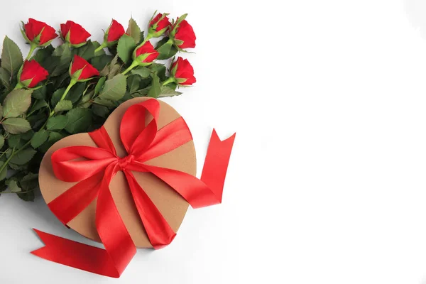 Herzförmige Geschenkschachtel Mit Schleife Und Schönen Roten Rosen Auf Weißem — Stockfoto