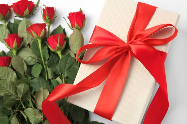 Schöne Geschenkschachtel Mit Schleife Und Roten Rosen Auf Weißem Hintergrund — Stockfoto