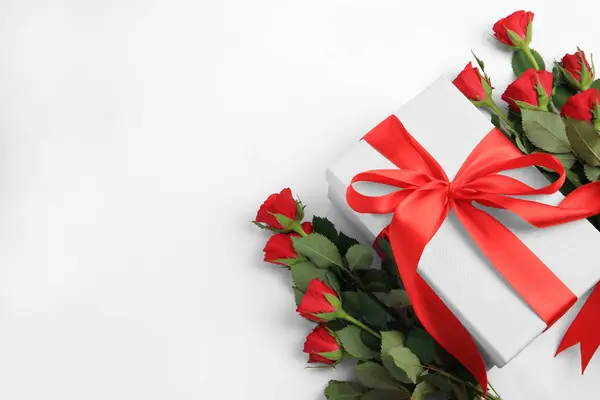 Piękne Pudełko Kokardą Czerwonymi Różami Białym Tle Powyżej Widoku Miejsce — Zdjęcie stockowe