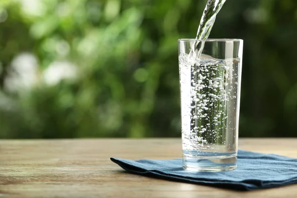 Water Glas Gieten Houten Tafel Buiten Ruimte Voor Tekst — Stockfoto
