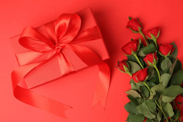 Schöne Geschenkschachtel Mit Schleife Und Rosen Auf Rotem Hintergrund Flache — Stockfoto