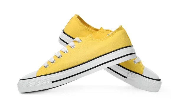 白色背景的黄色经典旧式运动鞋搭配 — 图库照片