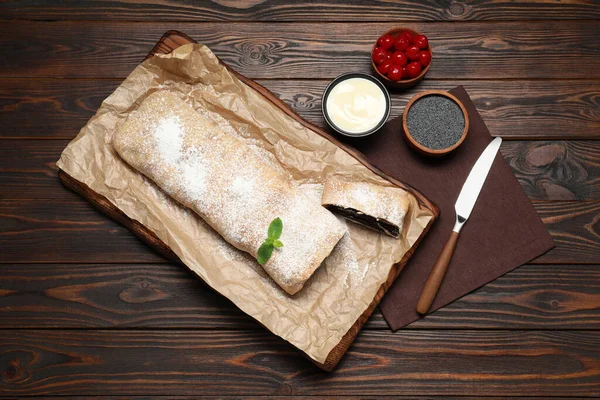 Delicious Strudel Tasty Filling Served Wooden Table Flat Lay — Stock Photo, Image