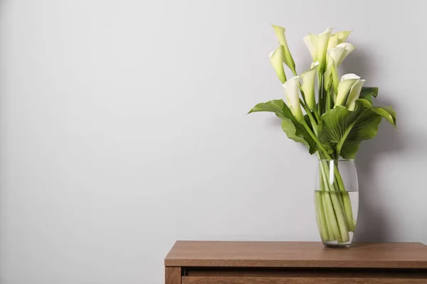 Schöne Calla Lilienblüten Vase Auf Holztisch Platz Für Text — Stockfoto