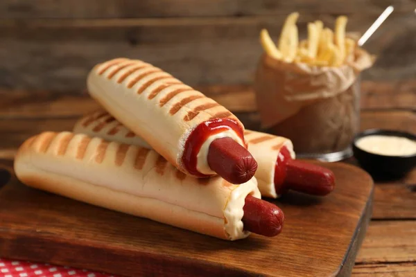 Deliziosi Hot Dog Francesi Patatine Fritte Salsa Tuffo Sul Tavolo — Foto Stock