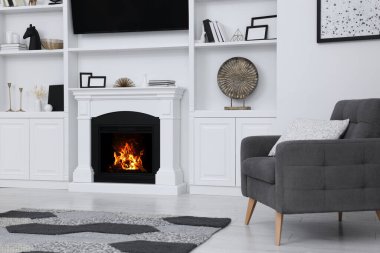 Güzel şöminesi ve rahat koltuğu olan şık bir oda. İç tasarım