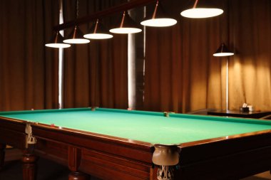 Kulüpte boş yeşil bilardo masası. Havuz Oyunu