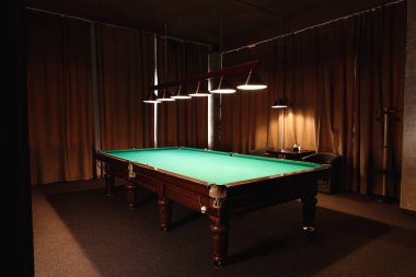 Kulüpte boş yeşil bilardo masası. Havuz Oyunu
